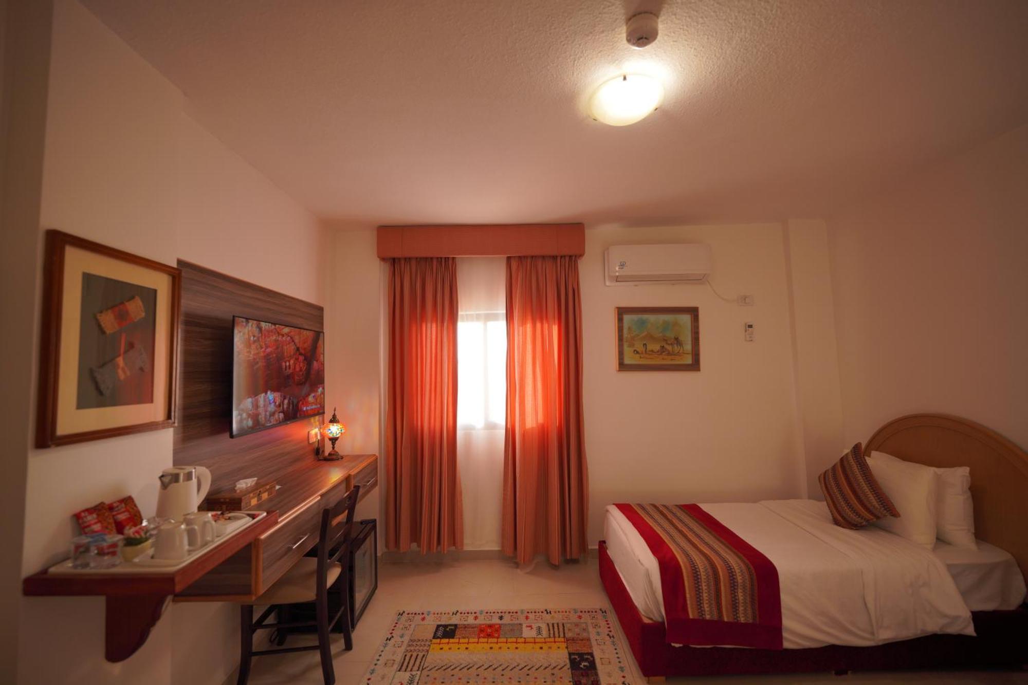 Petra Plaza Hotel Wadi Musa Exterior photo